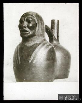Huaco o vaso peruano doble, silbador, procolombino. Colección Trujillo (Perú) conservado en el Mu...