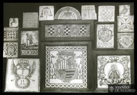 Azulejos [tema: escudos]. El azulejo mas grande: escudo del arzobispo de Toledo, D. Gaspar de Qui...