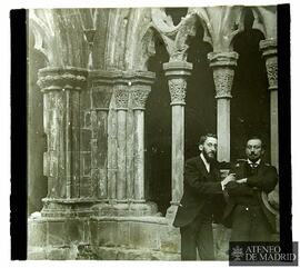 Claustro de la catedral de Ciudad Rodrigo con dos hombres delante