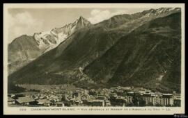 Tarjeta postal de vista del paisaje del pico rocoso Aiguille du Dru y la ciudad de Chamonix-Mont-...