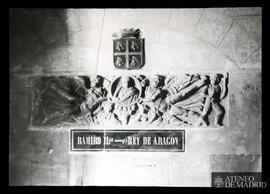 Huesca. Relieve y escudo de Ramiro II "el Monje", rey de Aragón