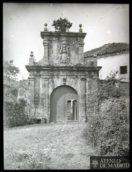 Puerta de entrada con escudo