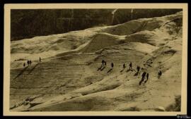 Tarjeta postal de vista del paisaje y alpinistas  en la Travesía del glaciar de la Mer de Glace e...