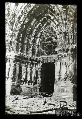 Pórtico de la Catedral de Reims. destruido por el bombardeo