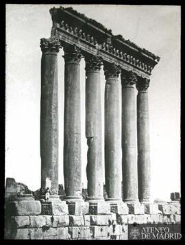 Siria. Columnas del templo de Baco en Baalbek,